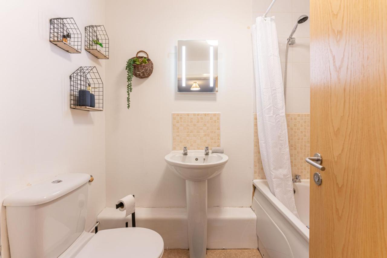 City Centre Flat Ideal For Contractors, Families & Relocators - Disable People Welcome - Free Parking, Fast Wifi, Smart Tv And 2 Bathrooms, 7Min Walk From Train Station! Coventry Exterior foto